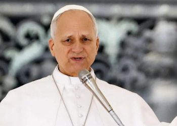 Papa León XIV llama a separar la religión de los intereses políticos y militares.
