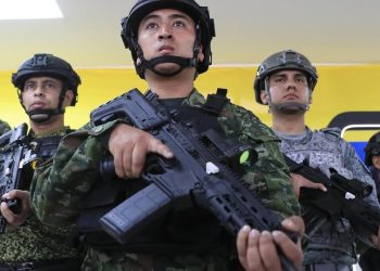 Petro presentó el fusil Jaguar, desarrollado por la industria militar colombiana.